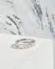 Anel de Três Letras de Diamante 4mm de Largura Ouro Rosa Ouro Branco Moda Simples Versão de Precisão Luxo Acessível Venda Direta da Fábrica