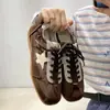 2026 Tênis Casuais Esportivos Versáteis para Viagem ao Ar Livre Prata Sapatos Brancos Sola Grossa Padrão de Estrela Tênis de Treino Estilo Gump para Mulheres