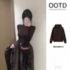Top base color café marrón para mujer, camiseta de manga larga versátil otoño slim-fit intelectual chic, top minimalista estilo coreano para usar en capas