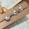 Exquisitos aretes de perla con pluma de plata microincrustada para mujer, estilo vintage de nicho de lujo ligero de alta gama, joyería de anillo versátil