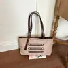 Bolso de hombro Amazon estilo europeo y americano 2026 nuevo de gran capacidad versátil moda remache diseño de nicho bolso de axila