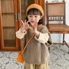Ropa Infantil de Corea del Sur Suéter Infantil Cuello Redondo Estilo Coreano Retro Chaleco Suéter de Otoño Stychy de Moda para Hombres y Mujeres Paredes Tejidas