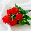 Suministro directo de fábrica flor artificial 6 horquillas 6 cabezas rosa flor falsa capullo accesorios fotografía boda flor falsa de mango pequeño flor de seda