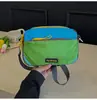 Bolso Cuadrado de Ocio Colorblock Rojo Ardiente Color Qingwan, Estilo Urbano Vibrante, Bolso Cruzado Ligero y Versátil para Viajes de Verano