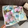 Lenço Colorido Estampado em Seda Sintética com Aglomerado Floral, Xale de Luxo, Lenço para Pescoço com Proteção Solar, Lenço Quadrado Pequeno, Lenço de Cabeça, Lenço para Mulheres