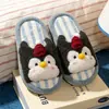 Fofas pantufas listradas e felpudas para meninas, confortáveis e quentes, perfeitas para o outono e inverno, apresentando um charmoso design de pinguim com chapéu vermelho, ideais para o quarto