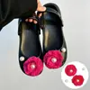 Decoraciones de zueco de dibujos animados abeja linda piña accesorios DIY hebillas de zapato dijes para zapatos versátil transfronterizo en stock al por mayor