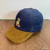 Gorra de Béisbol de Pana con Bloques de Color Retro Japonés Bordado de Oso para Estudiantes Parejas Ala Ancha Adelgazante Facial Versátil Gorra de Pico
