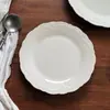 Platos, cuencos, tazas de café y platillos de cerámica con intrincado repujado estilo francés, platos para postre de té de la tarde y platos para servir - al por mayor