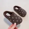 Chinelos de algodão infantis de inverno para interior, antiderrapantes, com sola macia, forrados com fleece e quentes, para meninas e meninos bebês, adequados para usar em casa