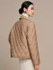 Chaqueta corta de plumas para mujer con cuello de solapa y patrón de rombos, moda de invierno 2026, ligera y cálida, estiliza figuras petite, en un diseño estilo Chanel