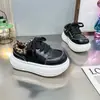 Zapatos Blancos de Suela Gruesa de Venta Caliente para Mujer 2026 Otoño Nuevos Deportivos Casuales con Cordones que Aumentan un Poco la Altura Zapatos Tipo Pan para Mujer