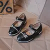 Novos Sapatos Mary Jane Pequenos de Couro para Meninas Primavera e Outono Sola Macia Sapatos de Princesa Sapatos Rasos Infantis Sapatos de Performance Modernos Versáteis