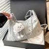 Bolso de Hombro para Viajero de Gran Capacidad Personalizado de Nicho 2024 Nuevo Versátil Casual Mariposa Debajo del Brazo Hombro Moda Hermoso para Mujer