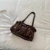 Bolso cruzado único estilo coreano con hombro plisado relajado y bolsillo en la axila, nuevo bolso de mano de moda 2026 con lunares para el trabajo