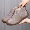 Nueva colección de invierno: botas de nieve afelpadas, engrosadas, cálidas, cómodas y casuales; Zapatos de tela tradicionales de Pekín con suelas blandas, diseñados para mujeres de mediana edad y mayores
