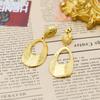 Venta caliente transfronteriza: pendientes de acero de titanio con relieve hueco, estilo retro europeo y americano, chapados en oro de 18 quilates, elegantes y geométricos pendientes de moda.