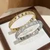 Una Pulsera de Flor de Cuatro Pétalos Completamente Incrustada de Diamantes para Mujer, Estilo Minimalista, Pulsera con Cierre Súper Brillante, Material de Latón, Joyería de Lujo Ligero