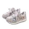 Nuevos estilos de otoño e invierno de zapatillas para niños: Zapatos casuales para niñas con estampado floral y cierre de velcro, zapatillas de entrenamiento alemanas retro de suela blanda para niños mayores