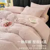 Juego de ropa de cama de cuatro piezas de terciopelo de leche con estampado de corazones rosas para otoño e invierno, que incluye una funda de edredón gruesa y cálida y un juego de sábanas de tres piezas
