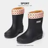 Botas de chuva, antiderrapantes, confortáveis, de cano alto, para todas as estações, leves, duráveis, de cano curto para o verão, estilo coreano, com forro de fleece, sola macia, de cano médio para mulheres