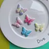 Accesorios de resina al por mayor accesorios diy material hecho a mano flor para zapato pegamento de crema pasador para niños accesorios para el cabello letras mariposa