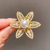 Princesa Peixinho Colorida~Broche Flor de Zircônia com Pérola de Luz Fluida para Mulheres, Broche de Estilo Luxo Leve de Alta Qualidade, Acessório de Roupa