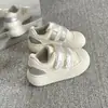 Tênis Brancos de Solado Grosso para Mulheres, Novo Estilo Coreano de Primavera 2026, Sapatos Casuais Versáteis, Fofos, com Velcro e Bico Redondo para Estudantes