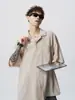 Jaqueta moderna estilo retrô com uma vibe descolada, camisa de feriado estilo americano para homens, camisa de seersucker texturizada de manga curta, estilo cubano casual