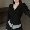 Camiseta Feminina de Manga Longa com Decote V, Estilo Coreano, Falsa Peça Dupla, Novo Design Curto Slim Fit com uma Blusa Preta por Baixo para Primavera e Outono