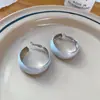 Pendientes de aro redondos retorcidos con gota de aceite de aguja de plata transfronterizos europeos y americanos, pendientes de aro retro únicos y exagerados, accesorios para orejas de sensación de lujo ligero y alta gama
