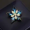 Lujo Ligero Elegante Cristal Artificial Tricolor Copo de Nieve Microincrustado Circonita Flor Versátil Pin Chapado en Oro Accesorios Antiluz para Mujer