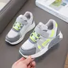 Sapatos Femininos 2026 Outono Novos Sapatos Infantis Sapatos Esportivos de Solado Macio para Meninas Tênis Casuais Antiderrapantes para Meninas