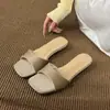 Sandalias planas de satén minimalistas francesas de una tira con punta abierta para mujer, verano, ropa de exterior, nuevo estilo 2026, estilo vacacional, sandalias de cuña baja