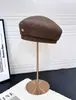Boina octogonal de ante vintage para mujer con pequeño logo metálico, gorra plana de ala corta, otoño e invierno, copa alta, adelgazante, sombrero de artista versátil