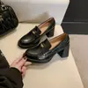 Zapatos Mocasines de Cuero Genuino con Tacón Grueso Estilo Británico Novedad Primavera 2026 Boca Profunda Suela Gruesa Aumentadores de Altura Adornados con Monedas para Mujer