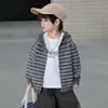 Conjunto de Outono para Meninos 2026 Novo Estilo Coreano Infantil Suéter de Outono Super Estiloso Conjunto de Três Peças para Crianças Pequenas com Estampa Listrada