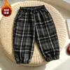 Pantalones de forro polar para niños de comercio exterior 2026 otoño e invierno nuevo estilo pantalones casuales para niños holgados y elegantes pantalones jogger de cuadros coreanos