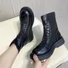 Elegantes y estilizan, estas botas estilo Martin para mujer para otoño e invierno 2026 cuentan con un suave empeine de piel, punta redonda, suela plana y un diseño versátil. También están forrados con forro polar para mayor calidez.