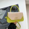 Bolsa Compacta e Estilosa com Fivela de Travamento Novo Modelo Outono 2025 Bolsa de Ombro Feminina Fashion de Luxo Leve Bolsa Transversal para o Dia a Dia