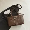Bolso de motocicleta con remaches de diseño único para mujer, bolso de mano con hebilla de cinturón negra, moderno y versátil, adecuado para ir al trabajo, bolso de hombro o bolso cruzado.