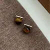 Pendientes Serie de Colores Maillard Geométricos de Una Sola Línea, Pendientes de Alta Gama Otoño e Invierno para Mujer, Nuevo Estilo 2025, Accesorios para Orejas Simples y Únicos