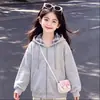Conjunto de Dos Piezas para Niñas: Sudadera con Capucha de Manga Larga Estilo Universitario 2026 y Pantalones Casuales de Color Sólido (Niños de mediana edad y mayores) - Versión coreana