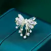 Broche de Lazo de Cristal para Mujer, Sensación de Alta Gama, Lujo Ligero, Pin para Solapa de Traje, Hebilla Fija de Alta Calidad Anti-Exposición, Accesorios