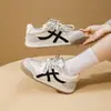 Tênis de treino alemães versáteis com cadarço retrô para mulheres, novos tênis casuais brancos de outono de 2026, sapatos femininos populares planos antiderrapantes