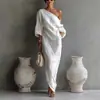 Moda Femenina Invierno 2026 Estilo Europeo y Americano Diseño de Nicho Vestido Texturizado Asimétrico Hombros Descubiertos Largo Irregular