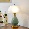Luminária de mesa de cerâmica estilo americano e europeu, luminária de cabeceira de quarto, ornamento decorativo criativo retrô verde para casa, luminária de mesa de quarto