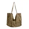Bolsa tote vintage de grande capacidade, bolsa de ombro com estampa de leopardo estilo europeu e americano, bolsa de lona casual da moda, bolsa de mão simples para mulheres