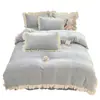 Juego de cama estilo princesa de encaje para otoño e invierno, con un juego de cama de cuatro piezas con una funda de edredón de felpa de doble cara y una sábana bajera de forro polar de coral