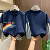 Nova camiseta básica de algodão puro para meninas 2026, top estiloso e respirável para o outono, camiseta de manga comprida listrada para crianças mais velhas